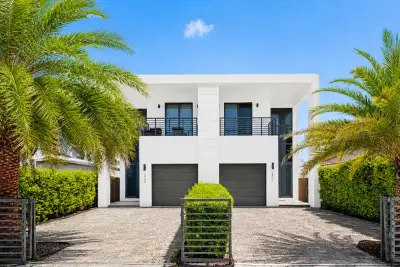 3090 SW 17th St, Miami: photo 1 of 25