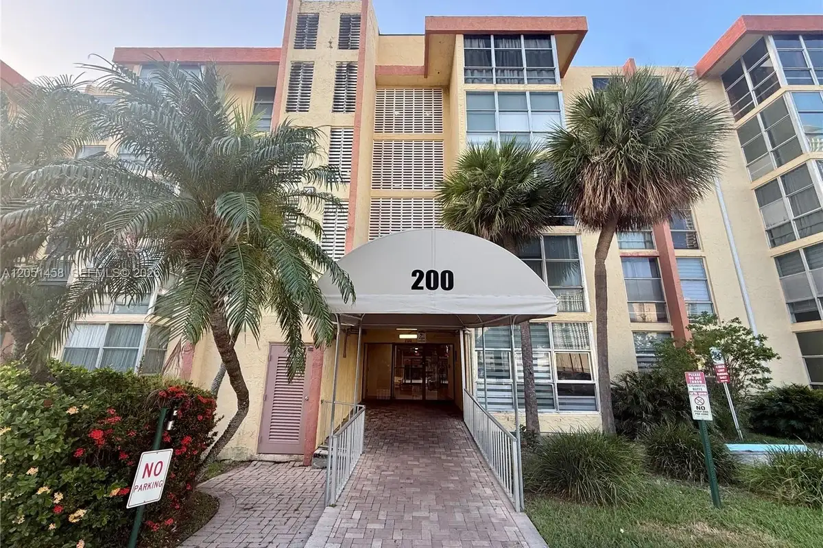 200 172nd St #416, Sunny Isles Beach: photo 1 of 30