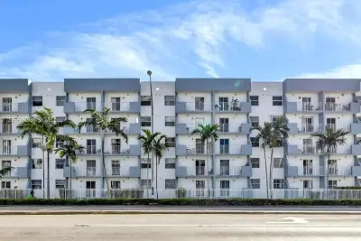 2575 SW 27th Ave #505, Miami: photo 1 of 8