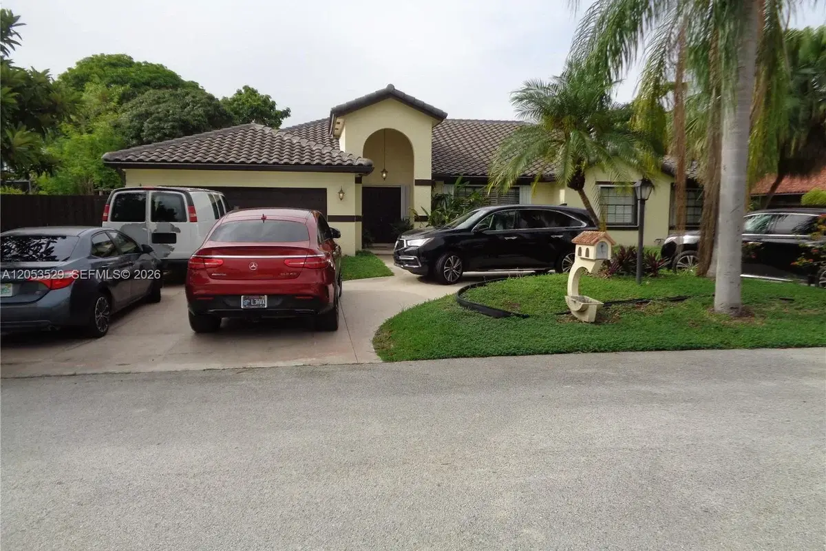 House in Miami: photo 1 of 40