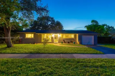312 N Luna Ct, Hollywood: photo 1 of 20