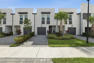 5650 Enclave Dr, Mangonia Park: photo 1 of 23