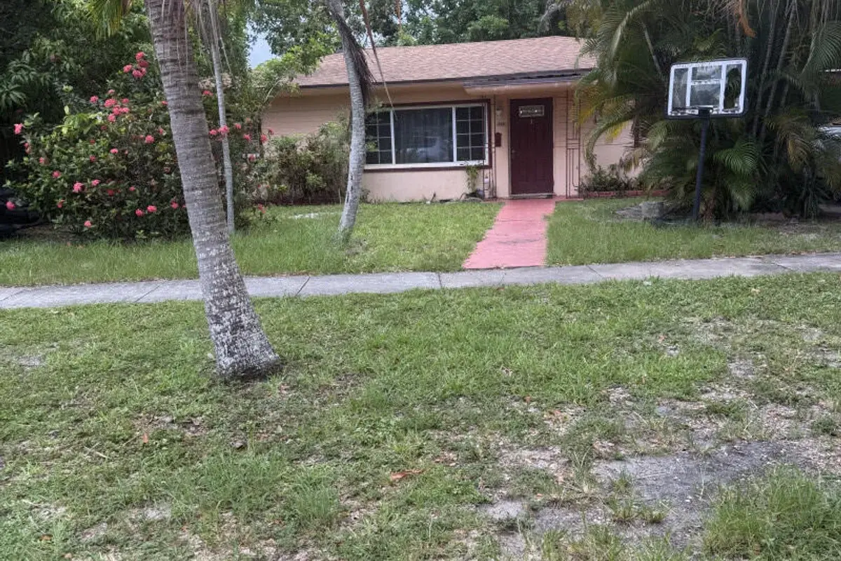 15100 NE 13th Ave, North Miami Beach: photo 1 of 6