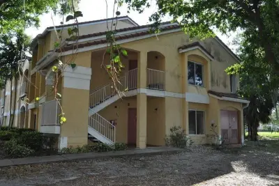2465 NW 33rd St #1506, Oakland Park: photo 1 of 5
