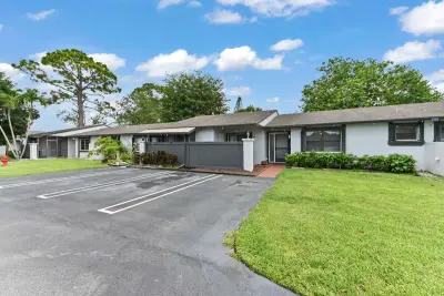 84 Conaskonk Cir, Royal Palm Beach: photo 1 of 24