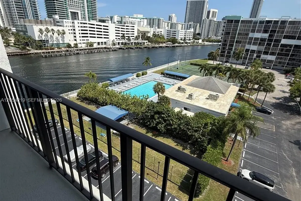 600 Parkview Dr #818, Hallandale Beach: photo 1 of 30