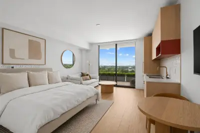 90 NE 32nd St #825, Miami: photo 1 of 26