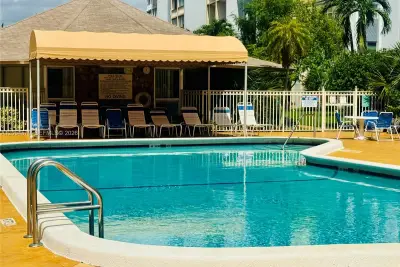 420 NE 12th Ave #502, Hallandale Beach: photo 1 of 10