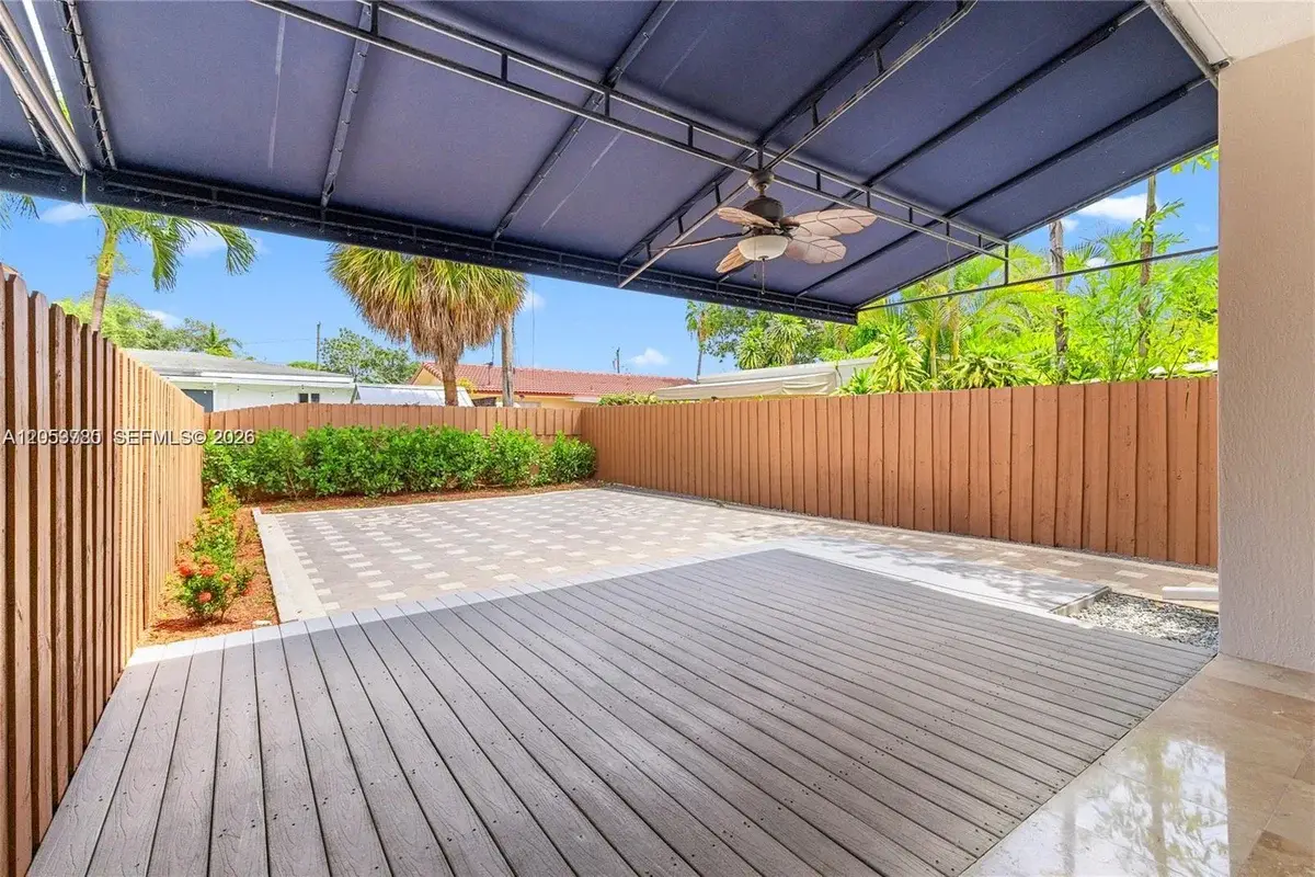 4023 SW 10th St, Miami: photo 1 of 25