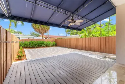 4023 SW 10th St, Miami: photo 1 of 25
