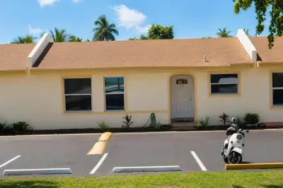 7824 Pembroke Rd, Miramar: photo 1 of 9