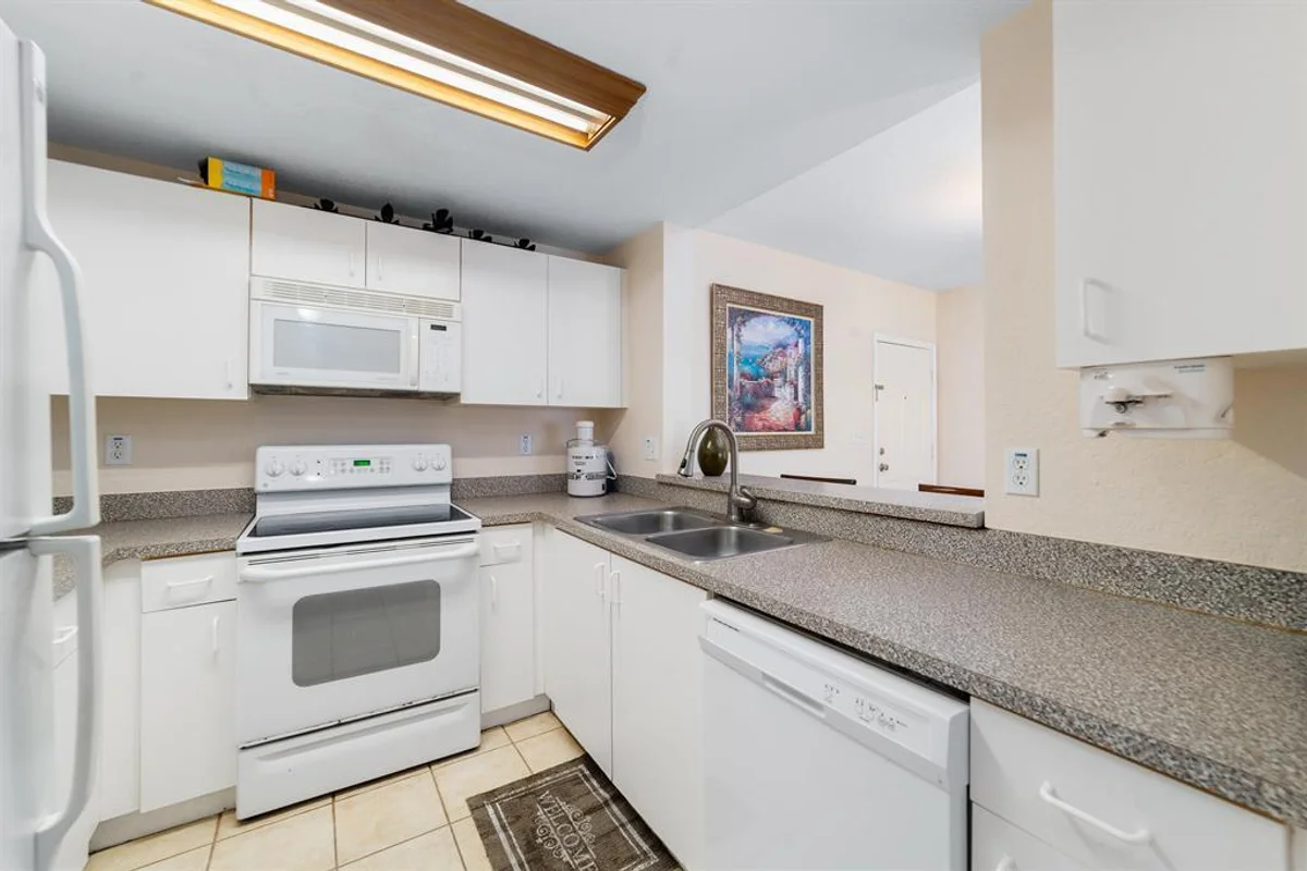 2901 Riverside Dr #201, Coral Springs: photo 1 of 8