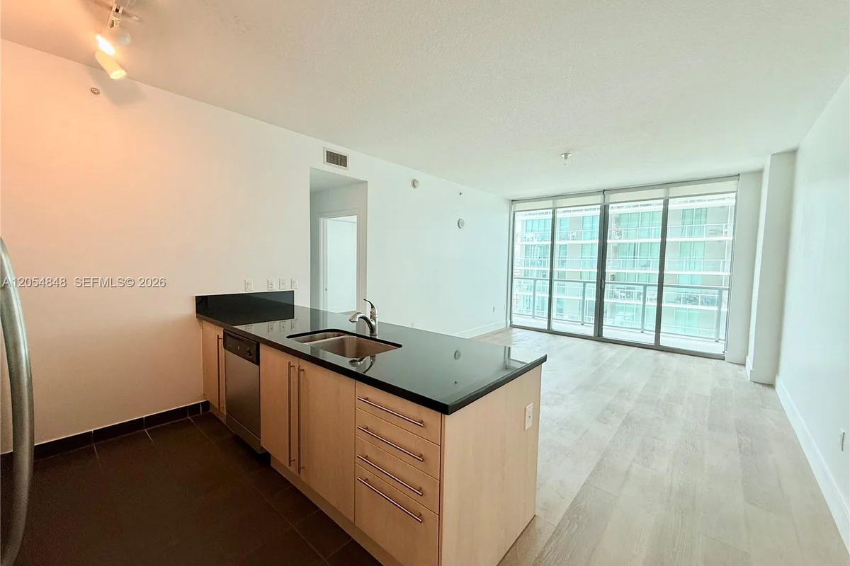 Condo in Miami: photo 1 of 15