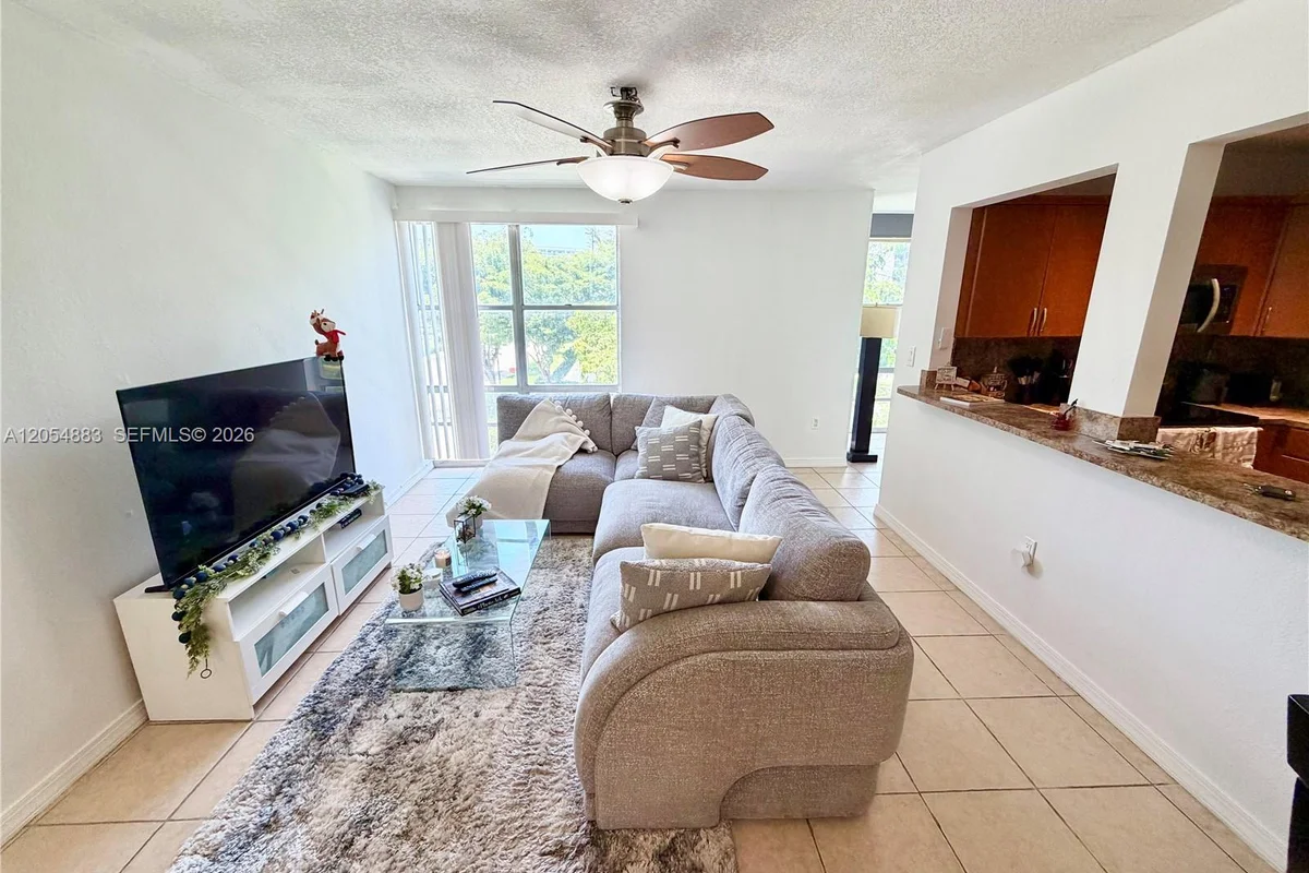 200 177th Dr #319, Sunny Isles Beach: photo 1 of 11