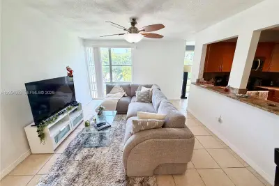 200 177th Dr #319, Sunny Isles Beach: photo 1 of 11