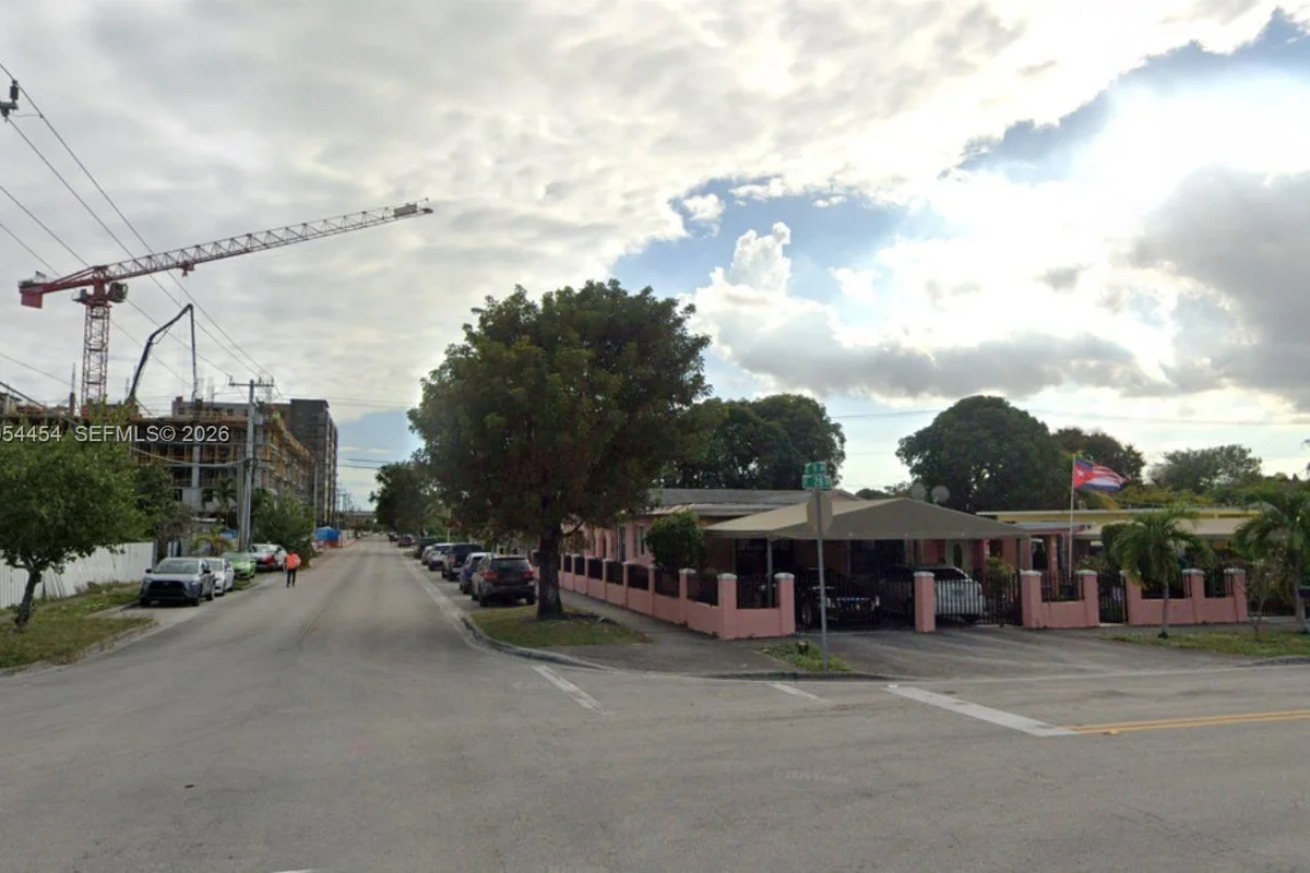 890 E 28th St, Hialeah: photo 1 of 8