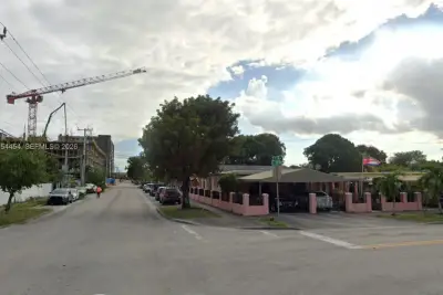 890 E 28th St, Hialeah: photo 1 of 8