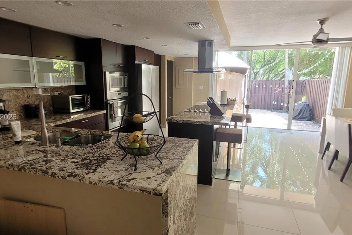 2304 NE 11th St #207, Hallandale Beach: photo 1 of 18