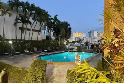 2420 Diana Dr #302, Hallandale Beach: photo 1 of 28