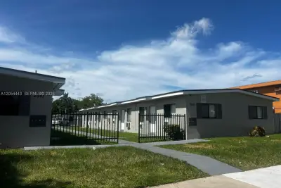 2081 NW 30st St #4, Miami: photo 1 of 10