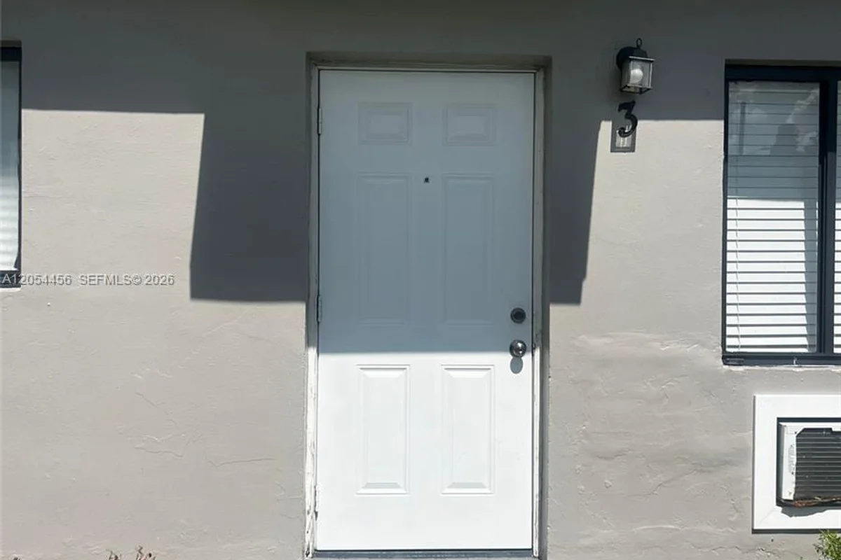 2090 NW 31th St #4, Miami: photo 1 of 10