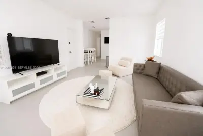 815 W 39th St #3, Miami Beach: photo 1 of 16