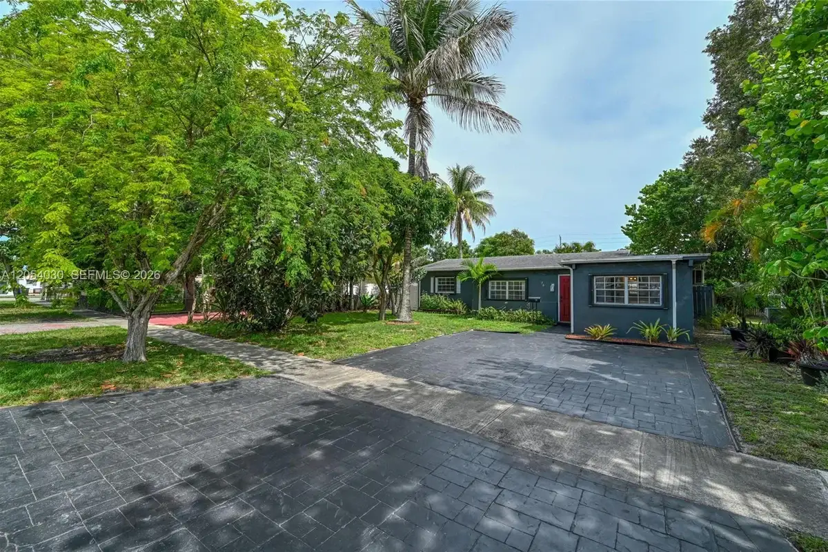 76 NE 170th St, North Miami Beach: photo 1 of 45