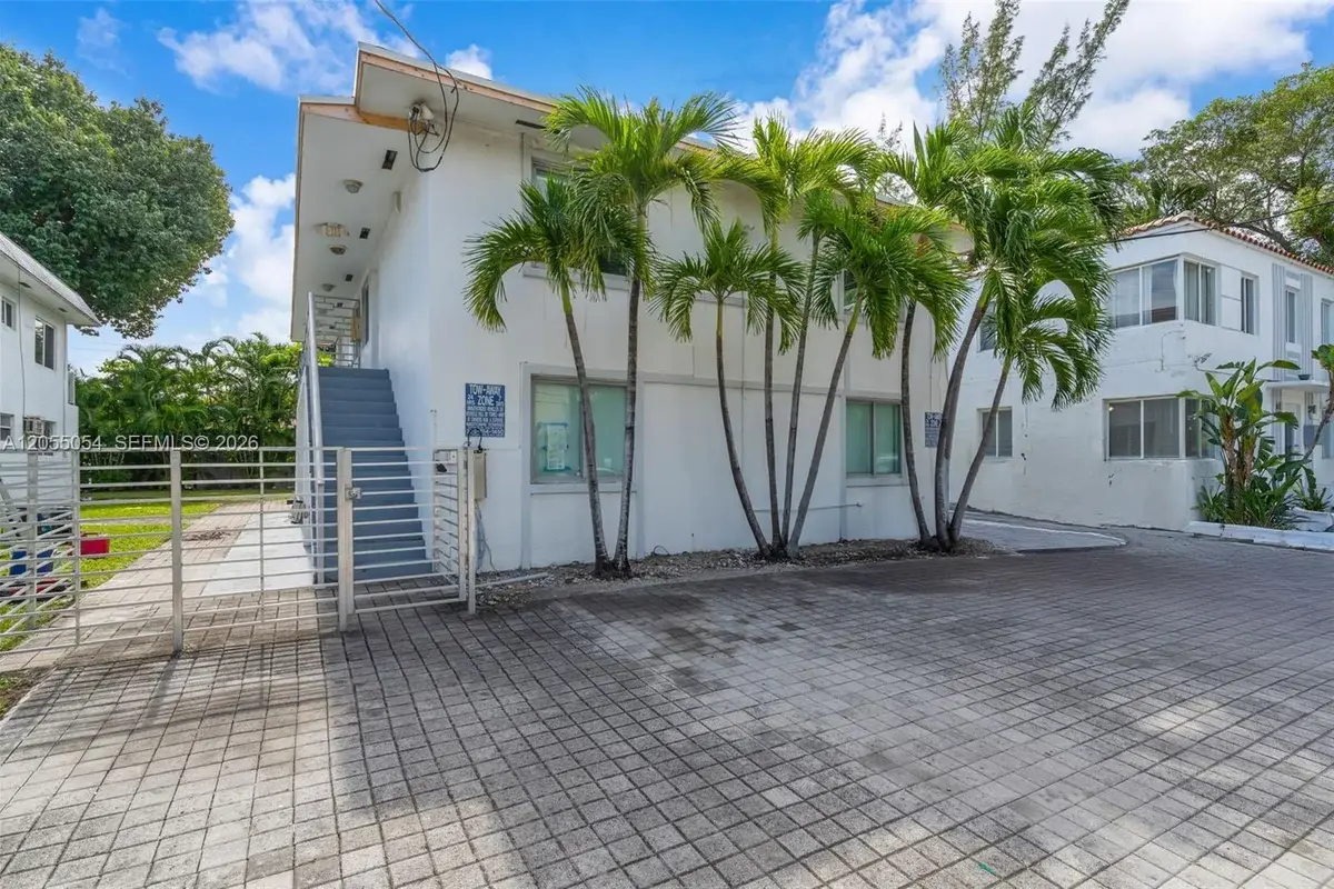 560 NE 63rd St, Miami: photo 1 of 48