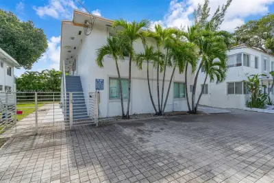560 NE 63rd St, Miami: photo 1 of 48