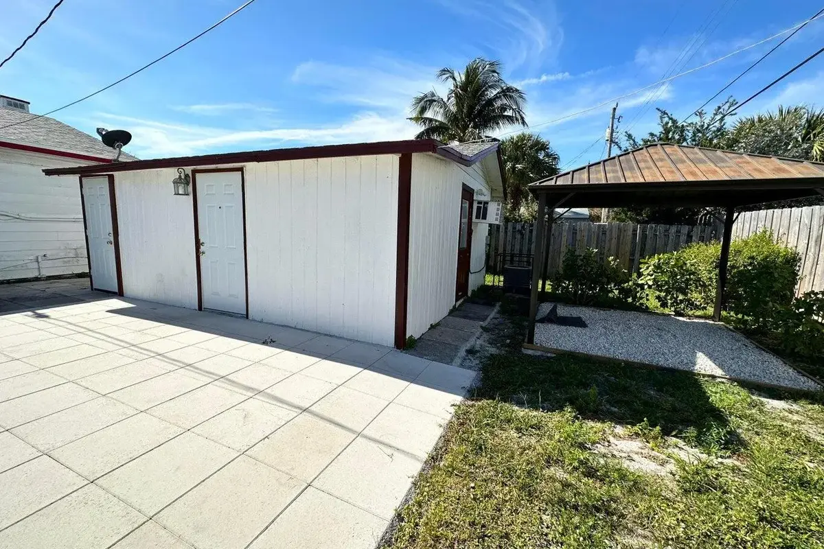 613 54th St, West Palm Beach: photo 1 of 15