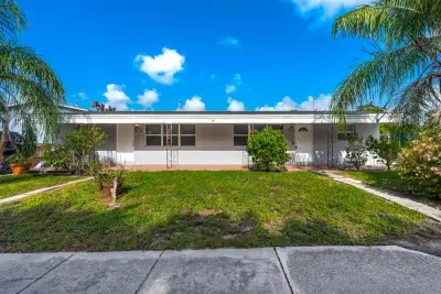 925 S Pine St, Lake Worth: photo 1 of 18