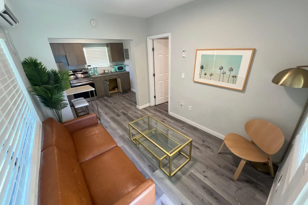 140 NE 71 St #01, Miami: photo 1 of 15