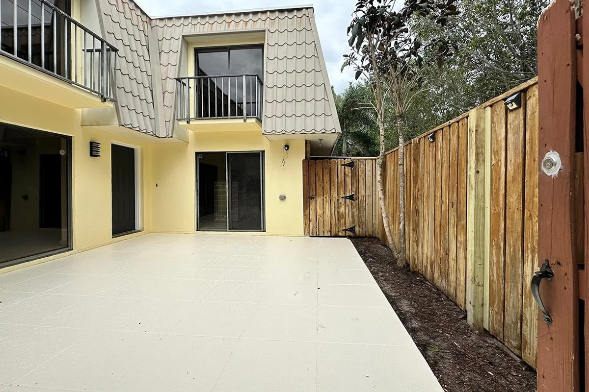 1700 Embassy Dr #402, West Palm Beach: photo 1 of 38