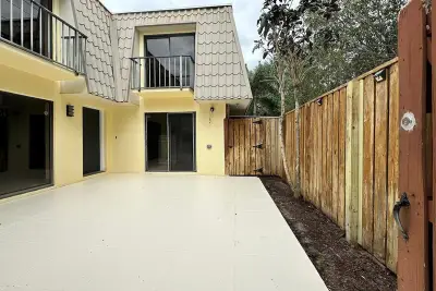 1700 Embassy Dr #402, West Palm Beach: photo 1 of 38