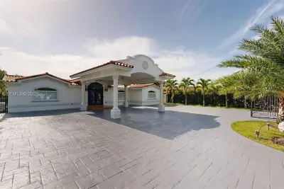 6265 W 10th Ave, Hialeah: photo 1 of 83
