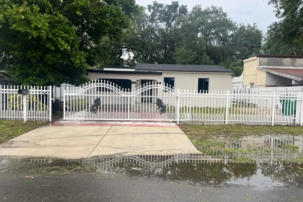 413 NE 162nd St, Miami: photo 1 of 1