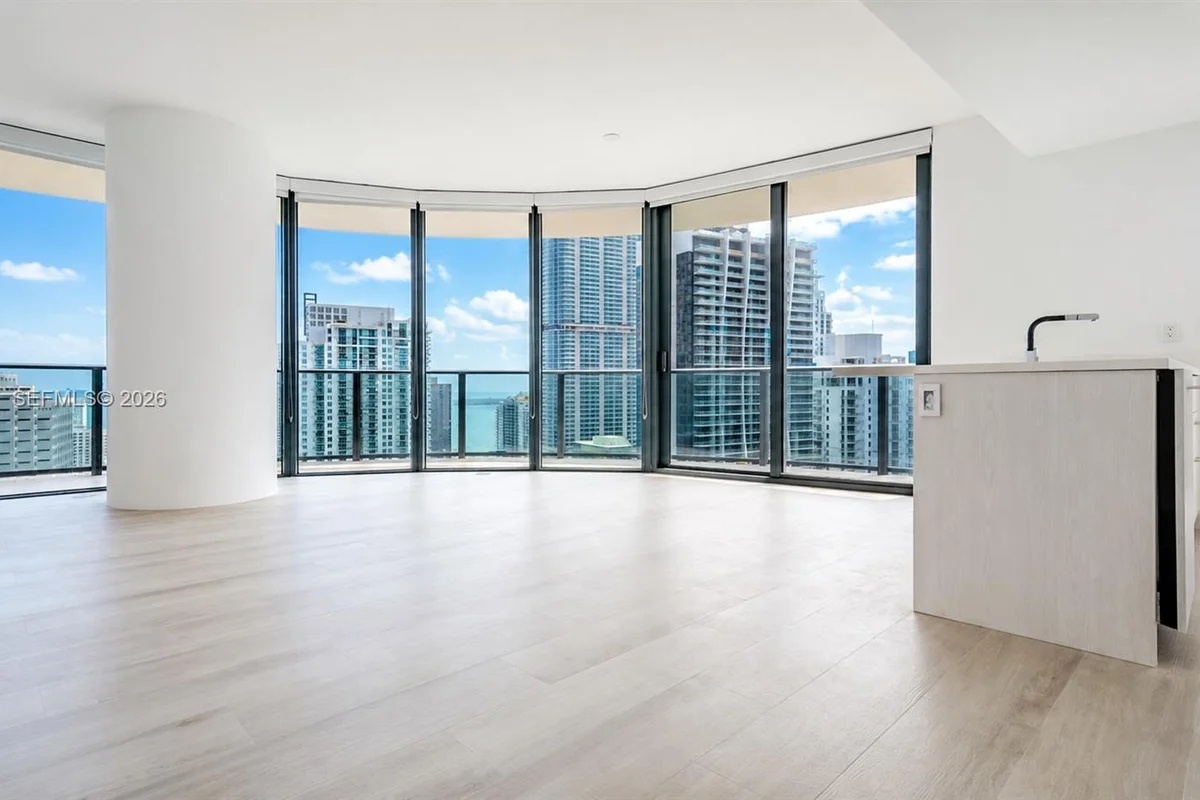45 SW 9th St #3303, Miami: photo 1 of 18
