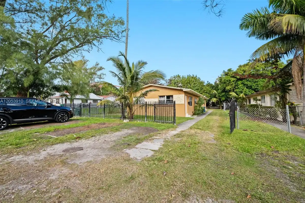 1429 NE 118th Ter, Miami: photo 1 of 24