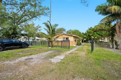 1429 NE 118th Ter, Miami: photo 1 of 24