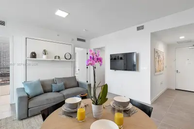 227 NE 2nd St #2706, Miami: photo 1 of 46