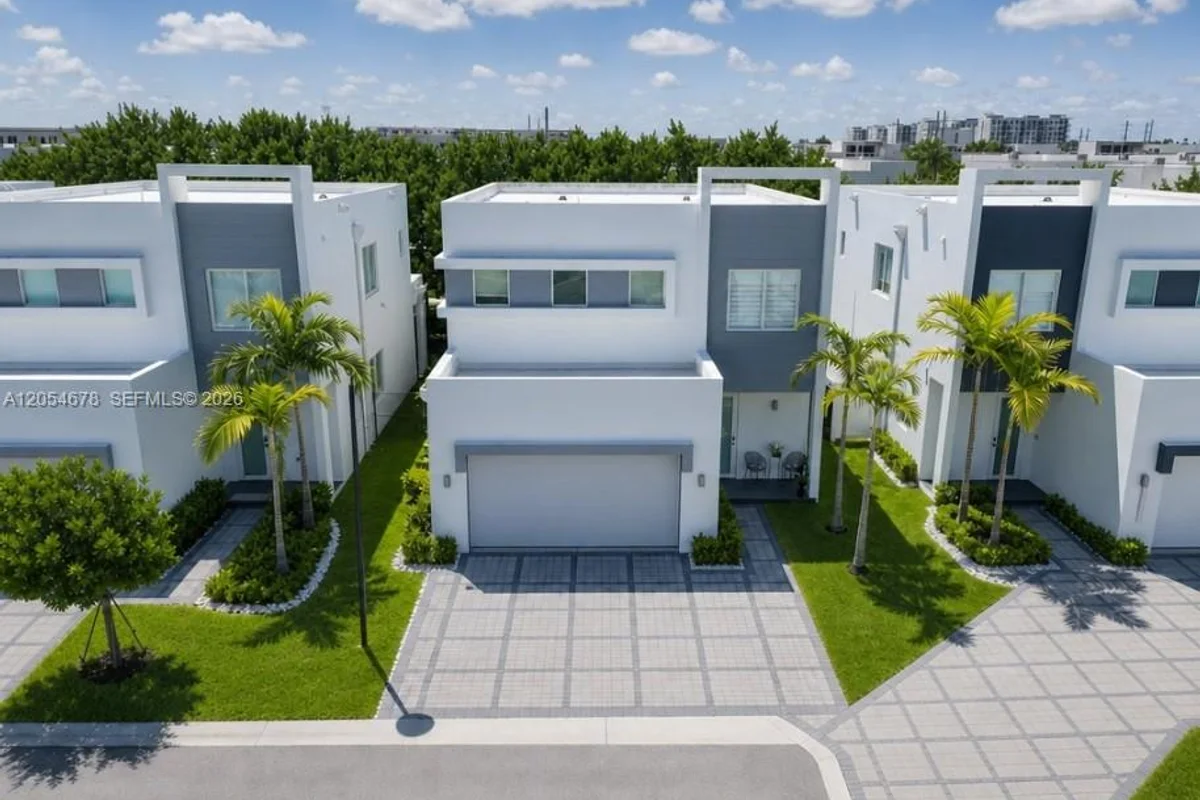 10384 NW 67th Ter, Doral: photo 1 of 28