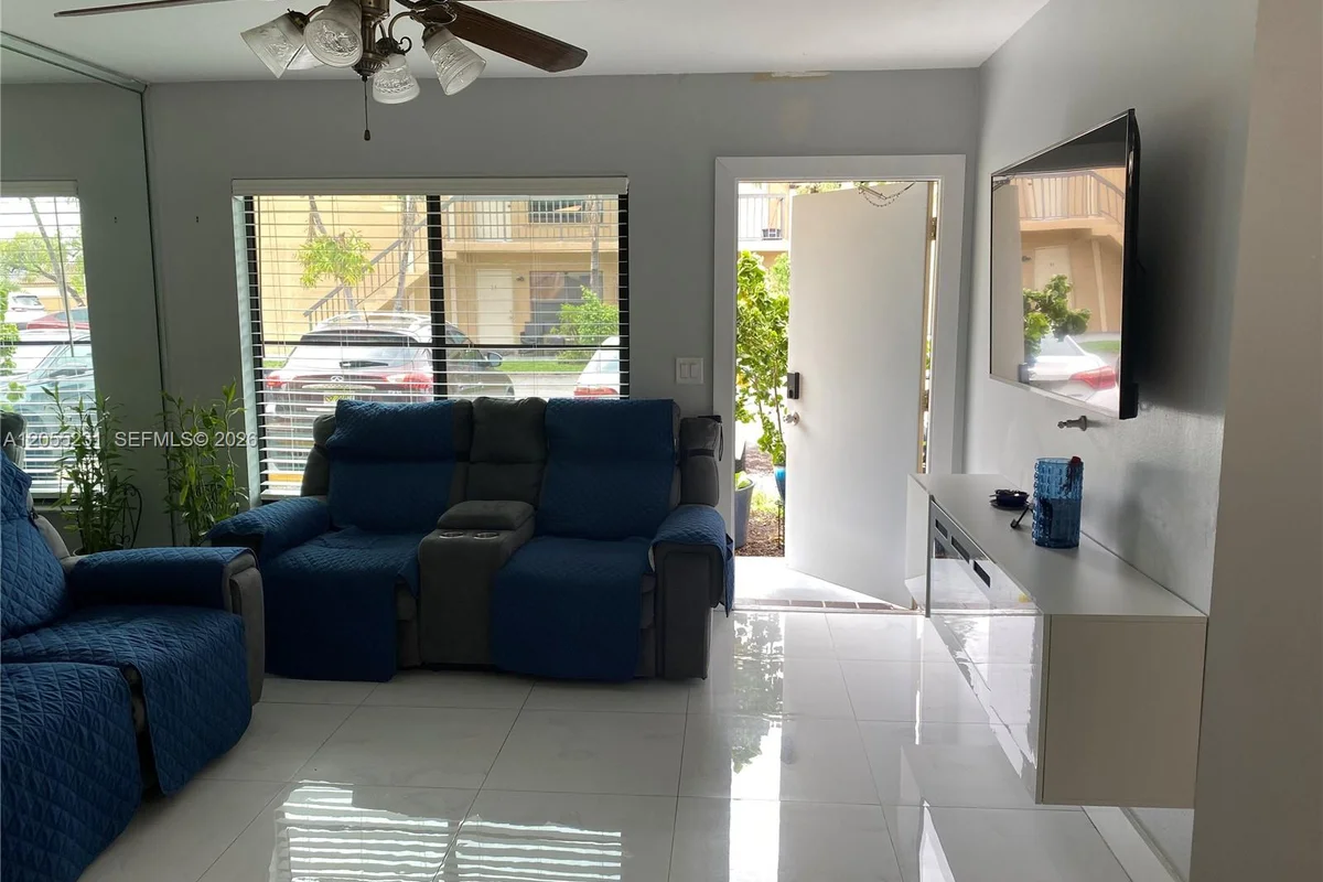 2570 W 67th Pl #12-2, Hialeah: photo 1 of 10