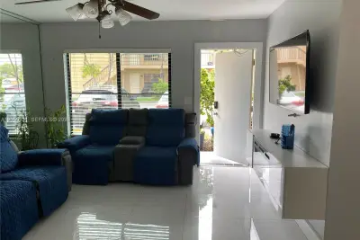 2570 W 67th Pl #12-2, Hialeah: photo 1 of 10