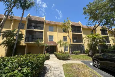 450 NW 20th St, Boca Raton: photo 1 of 22
