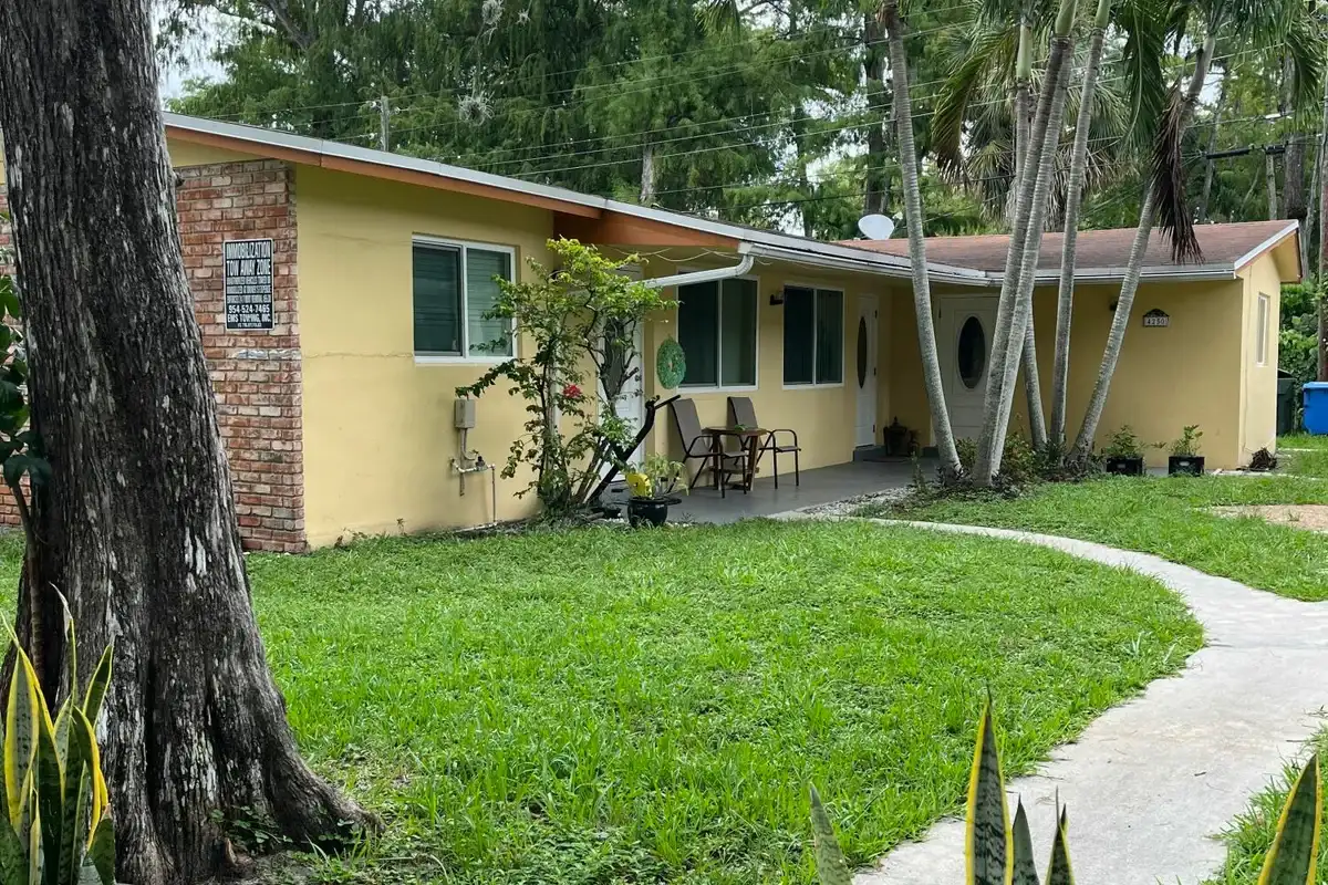 4250 NW 21st Ave, Oakland Park: photo 1 of 7