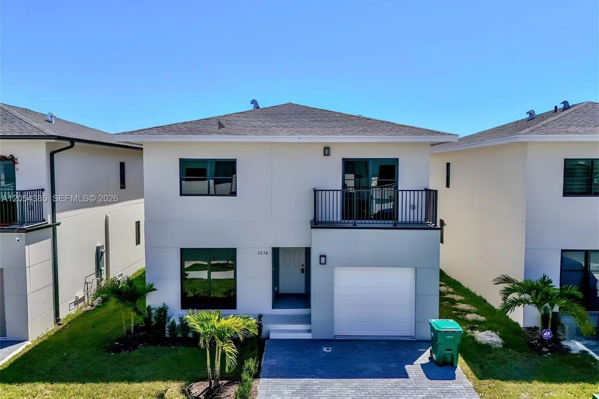 1374 NW 1st St, Florida City: photo 1 of 25