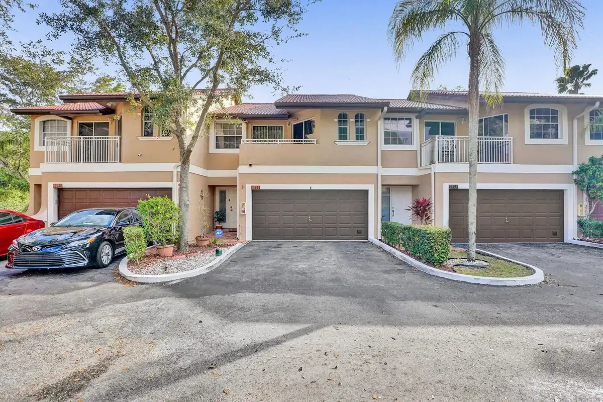 4941 Riverside Dr, Coral Springs: photo 1 of 25