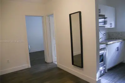 1043 NW 2nd St #9, Miami: photo 1 of 10