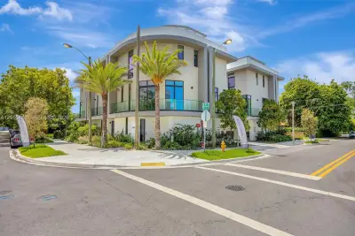 2692 SW 25th Ave, Miami: photo 1 of 30