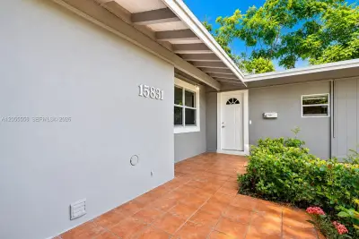 15831 Palmetto Club Dr, Miami: photo 1 of 11